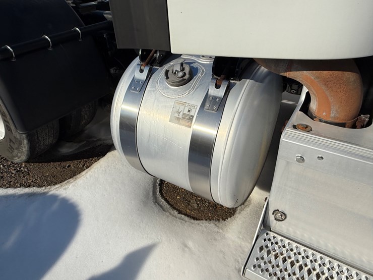 2016-peterbilt-579-image-30