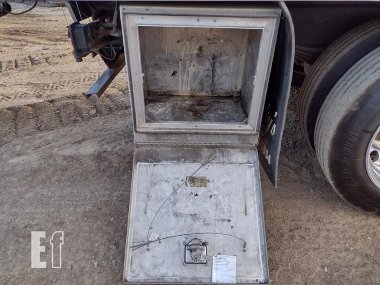 peterbilt-330-image-39