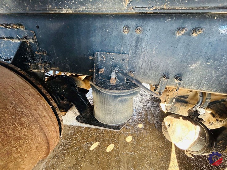 2011-volvo-truck-vhd-tri-axle-dump-truck-image-17