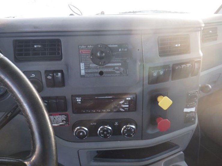 2017-peterbilt-579-image-17