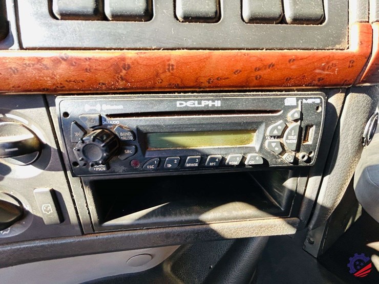 2011-volvo-truck-vhd-tri-axle-dump-truck-image-82