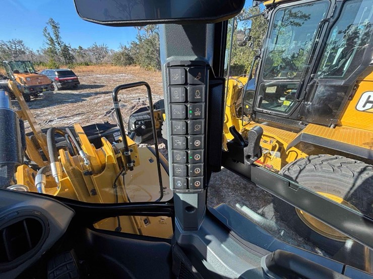 2025-caterpillar-930-image-23