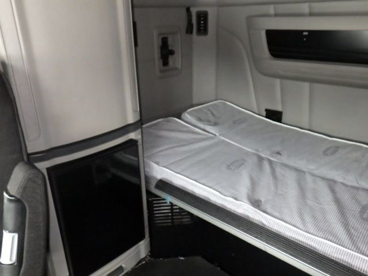 2020-peterbilt-579-image-22