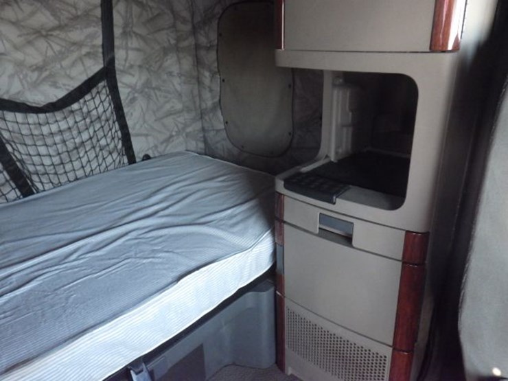 2013-freightliner-cascadia-125-image-4