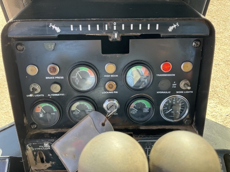 1981-deere-670a-image-26