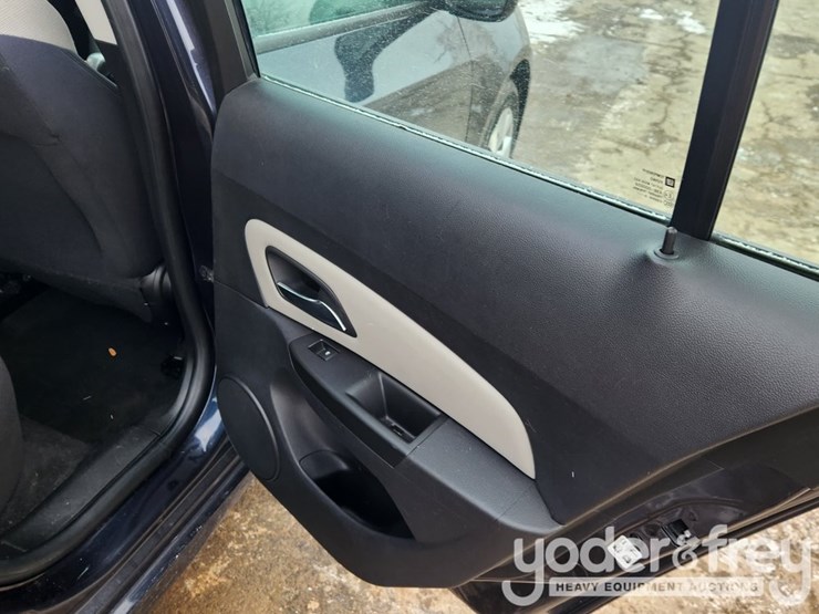 2016-chevrolet-cruze-image-32