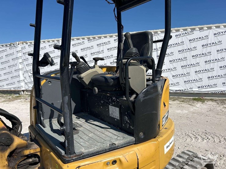 2015-caterpillar-303-image-14