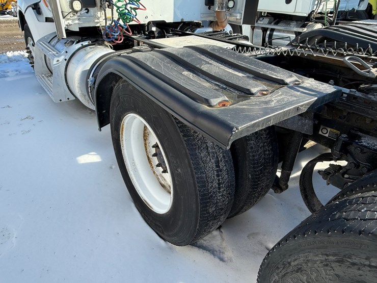 2016-peterbilt-579-image-15