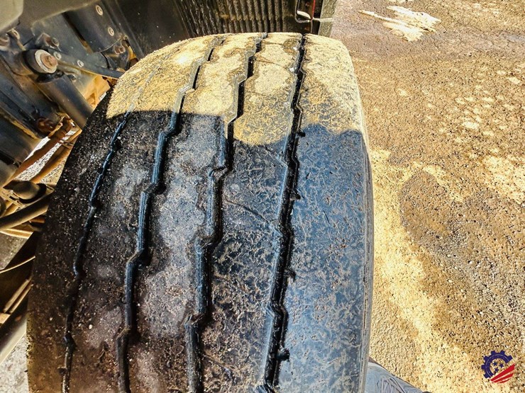 2011-volvo-truck-vhd-tri-axle-dump-truck-image-12