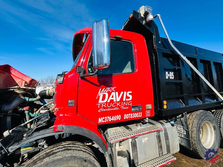 2011-volvo-truck-vhd-tri-axle-dump-truck-image-32