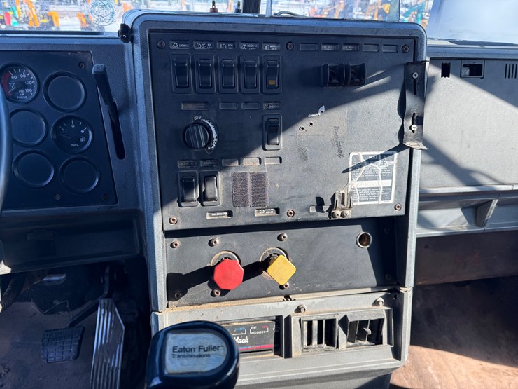1996-mack-ch613-image-41