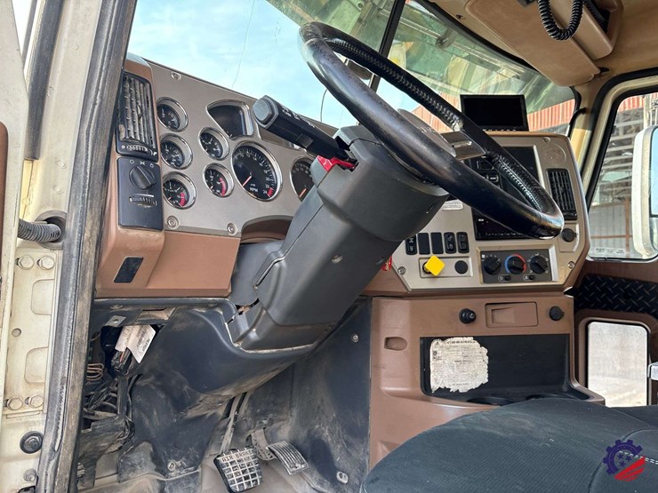 2017-mack-granite-gu713-image-52