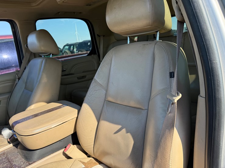 2011-cadillac-escalade-image-28