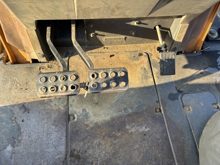 2011-case-570m-xt-image-41