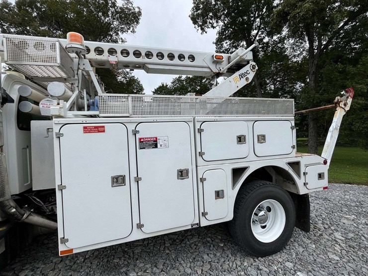 2005-gmc-c8-cable-placer-truck-image-19