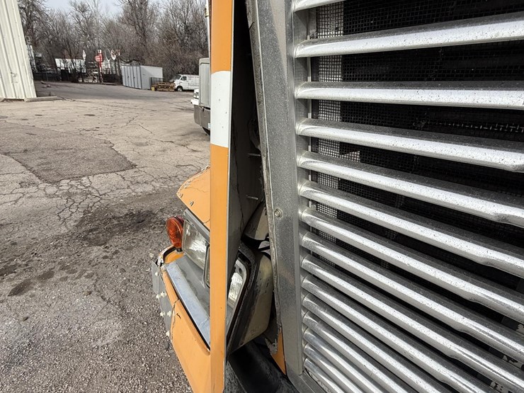 1988-freightliner-flc120-image-44