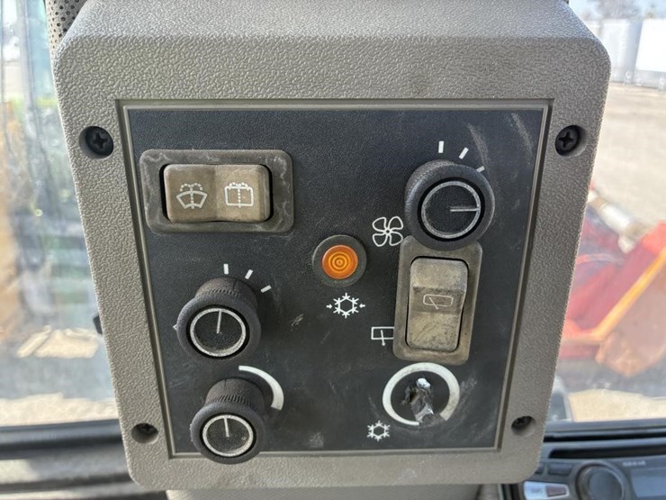 2009-case-570m-xt-image-30