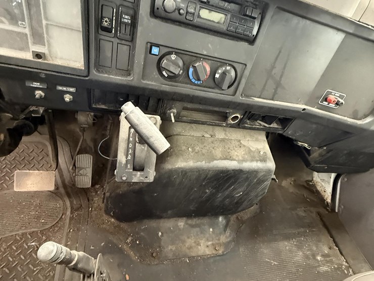 1998-international-4700-image-12