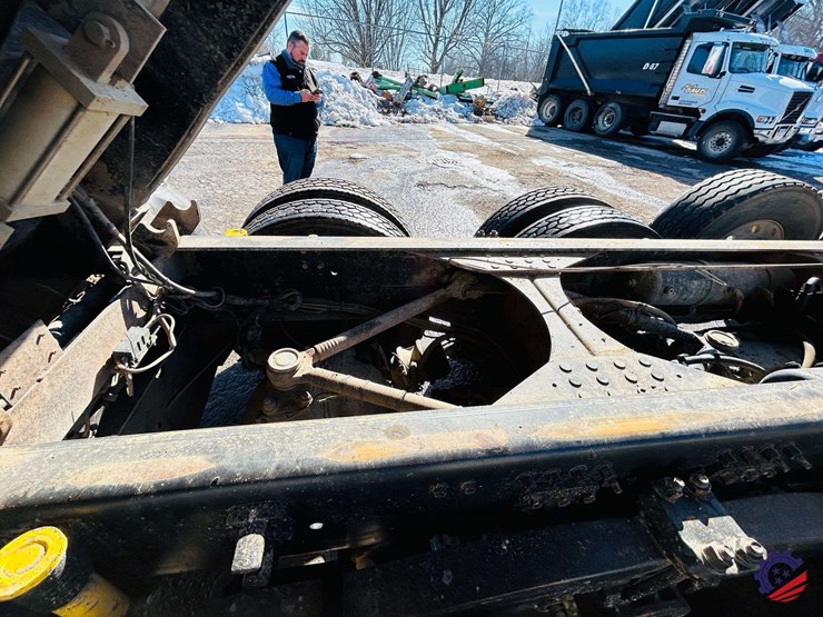 2011-volvo-truck-vhd-tri-axle-dump-truck-image-105