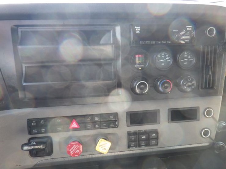 2020-freightliner-cascadia-126-image-16