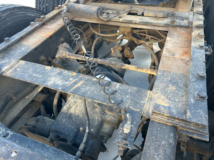 1996-freightliner-fld120-image-37