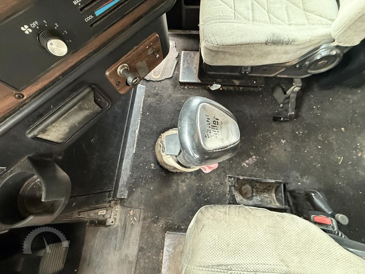 1988-freightliner-flc120-image-26