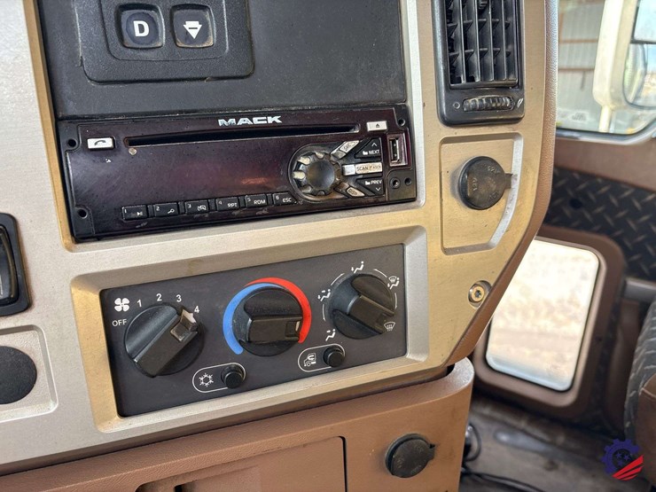 2017-mack-granite-gu713-image-56