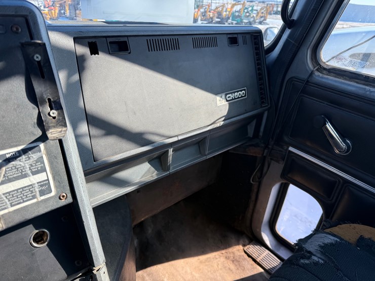 1996-mack-ch613-image-40