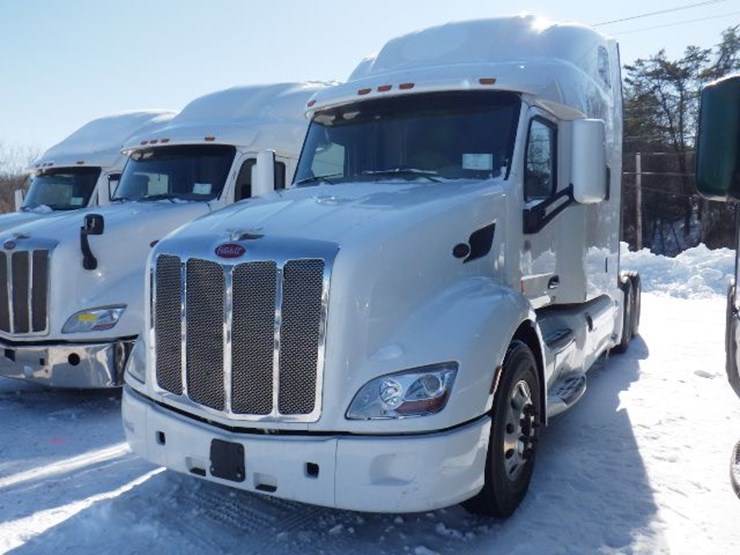 2021-peterbilt-579-image-1