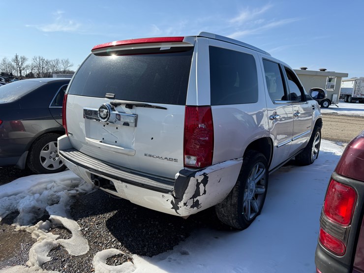 2011-cadillac-escalade-image-3