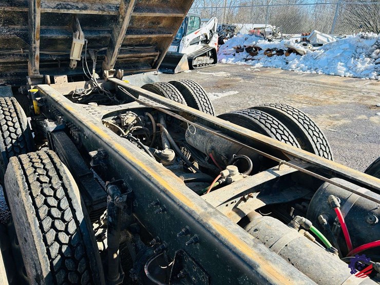 2011-volvo-truck-vhd-tri-axle-dump-truck-image-116