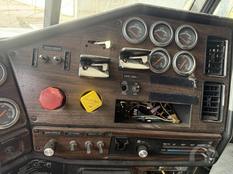 1997-freightliner-fld120-image-34