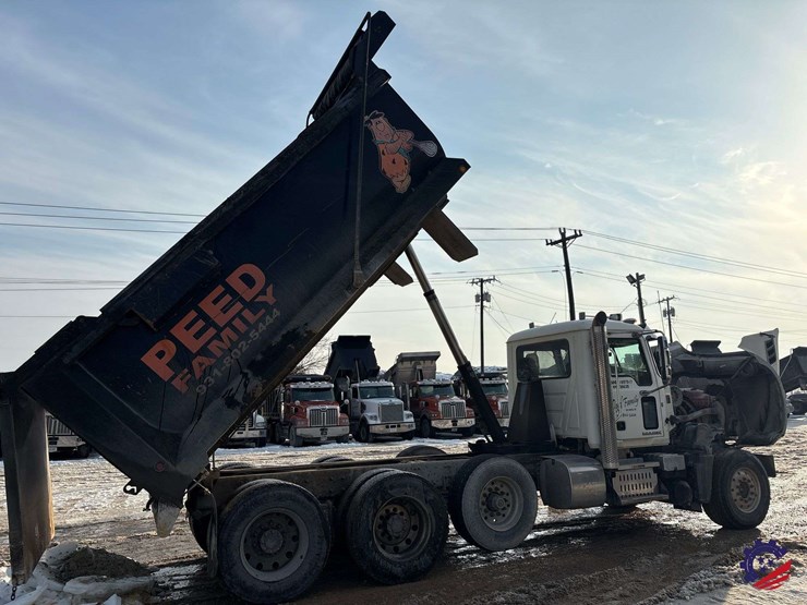 2017-mack-granite-gu713-image-65