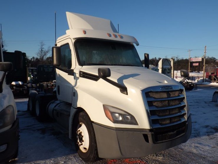 2018-freightliner-cascadia-126-image-3