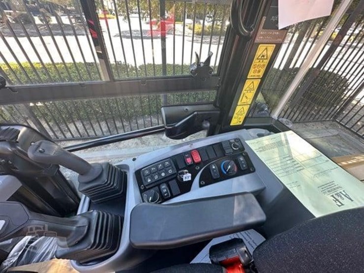 2023-caterpillar-910-image-17