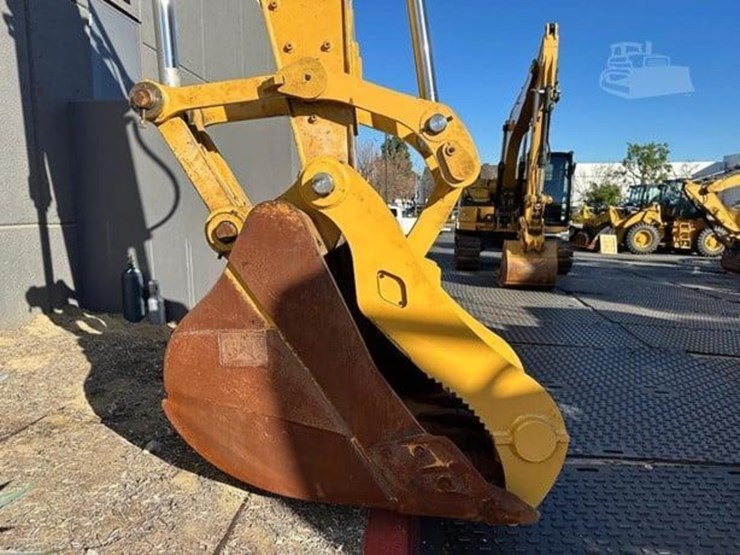 2021-caterpillar-320-image-13