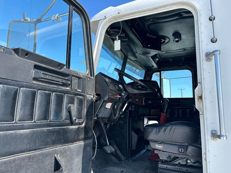 1996-freightliner-fld120-image-22