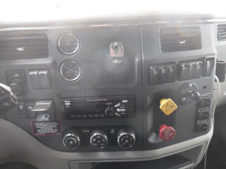 2019-peterbilt-579-image-23