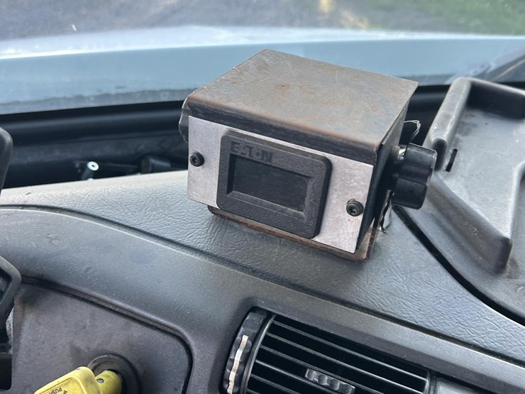 1999-volvo-vnl64t770-image-3