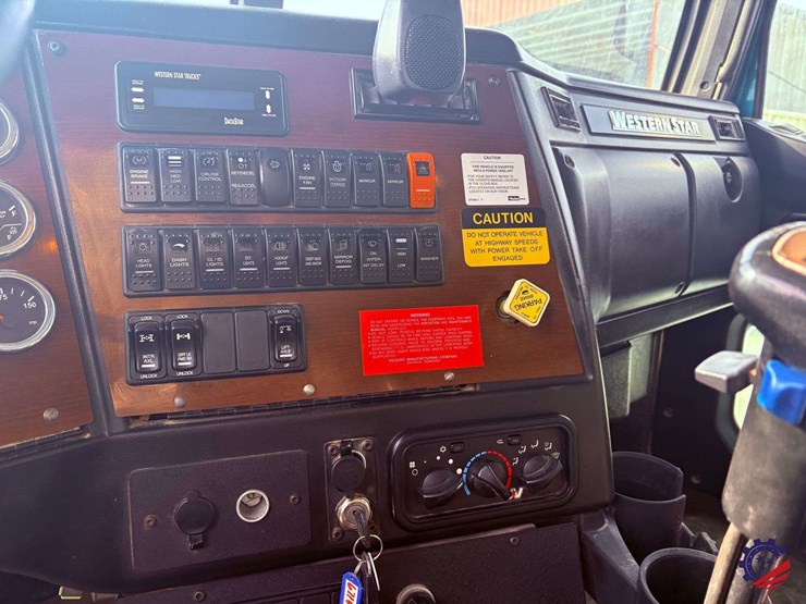 2021-western-star-4900ex-image-53