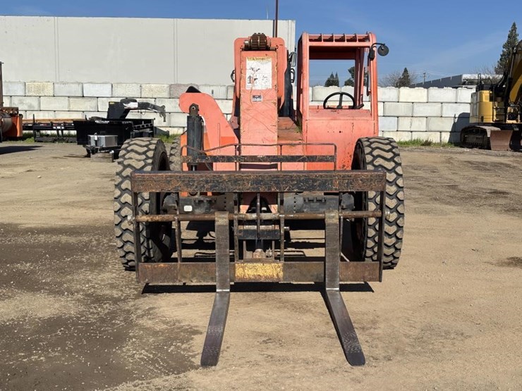 2005-jlg-8042-image-6