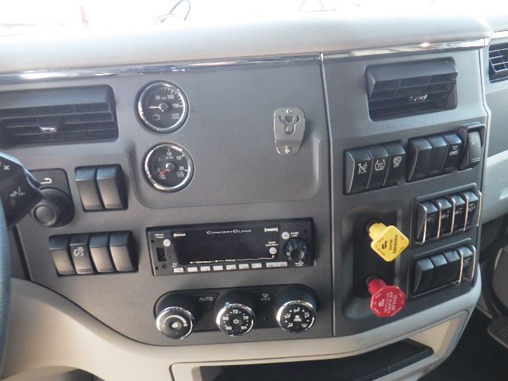 2021-peterbilt-579-image-23
