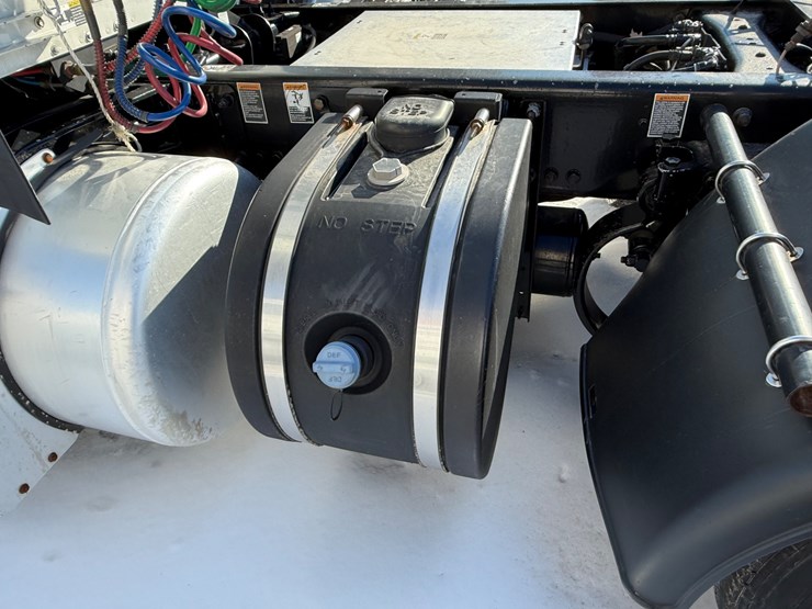 2016-peterbilt-579-image-16