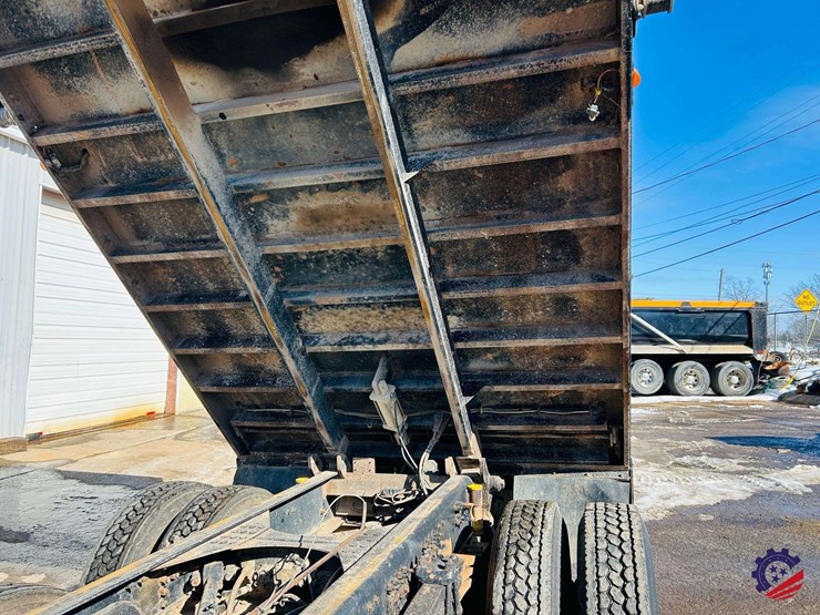 2011-volvo-truck-vhd-tri-axle-dump-truck-image-124