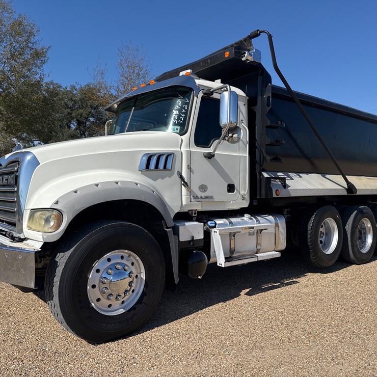 #32642 • 2018 MACK GU713 TRI-AXLE DUMP