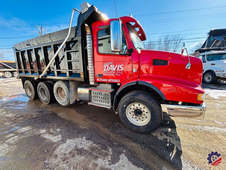 2011-volvo-truck-vhd-tri-axle-dump-truck-image-8