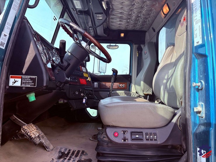 2021-western-star-4900ex-image-44