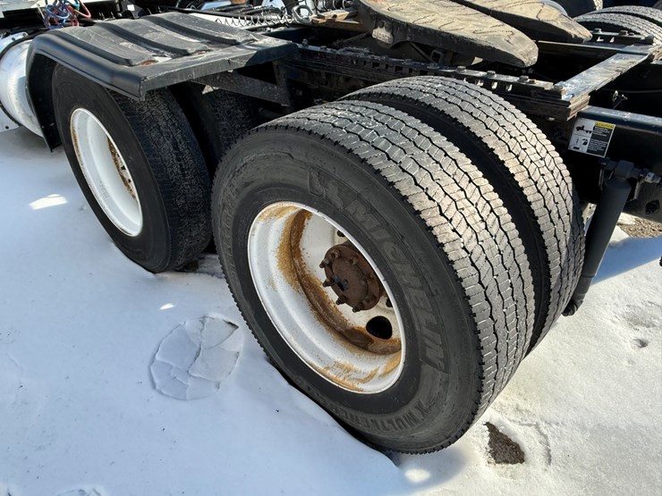 2016-peterbilt-579-image-11