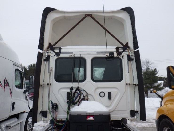 2020-freightliner-cascadia-116-image-12