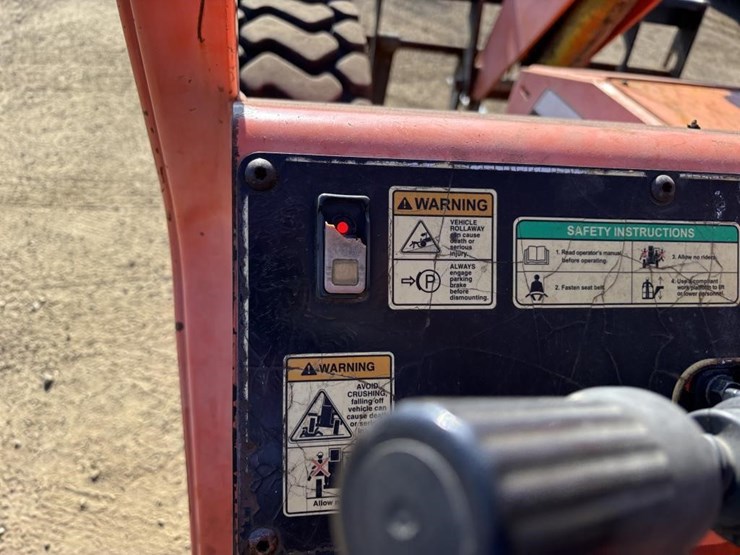 2005-jlg-8042-image-29